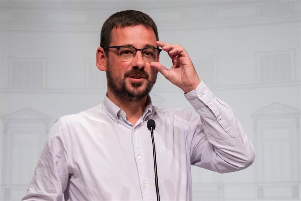 Archivo - El alcalde de Girona, Lluc Salellas (i), comparece ante los medios de comunicación tras una reunión con el presidente de la Generalitat, Pere Aragons en el Palau de la Generalitat de Catalunya