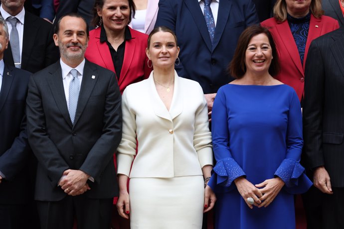 (I-D) El presidente del Parlament, Gabriel Le-Senne, la presidenta del Govern, Marga Prohens, y la presidenta del Congreso, Francina Armengol, durante la foto familia de la Conferencia de Presidentes de Parlamento de la Unión Europea, en abril.