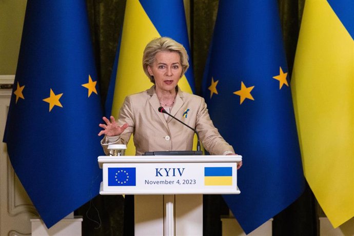 Archivo - Ursula Von der Leyen, presidenta de la Comisión Europea, en una visita a Kiev