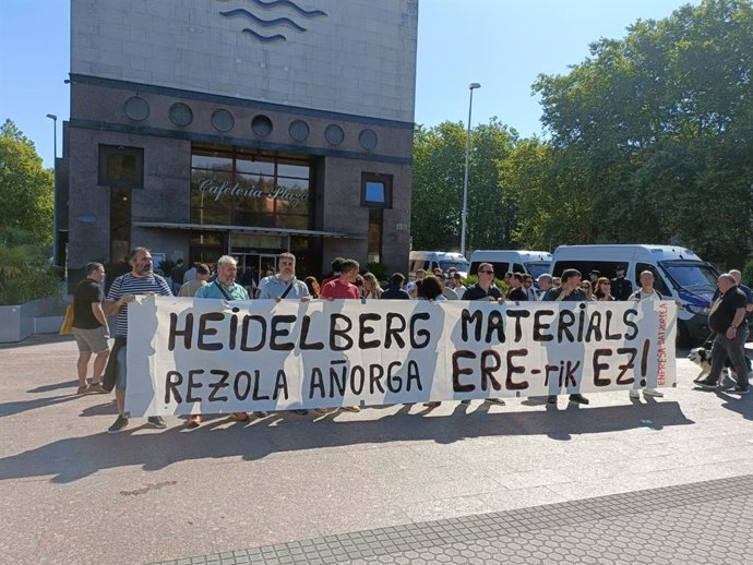 Concentración de trabajadores de Heidelberg Materials Cementos Rezola de Añorga en San Sebastián