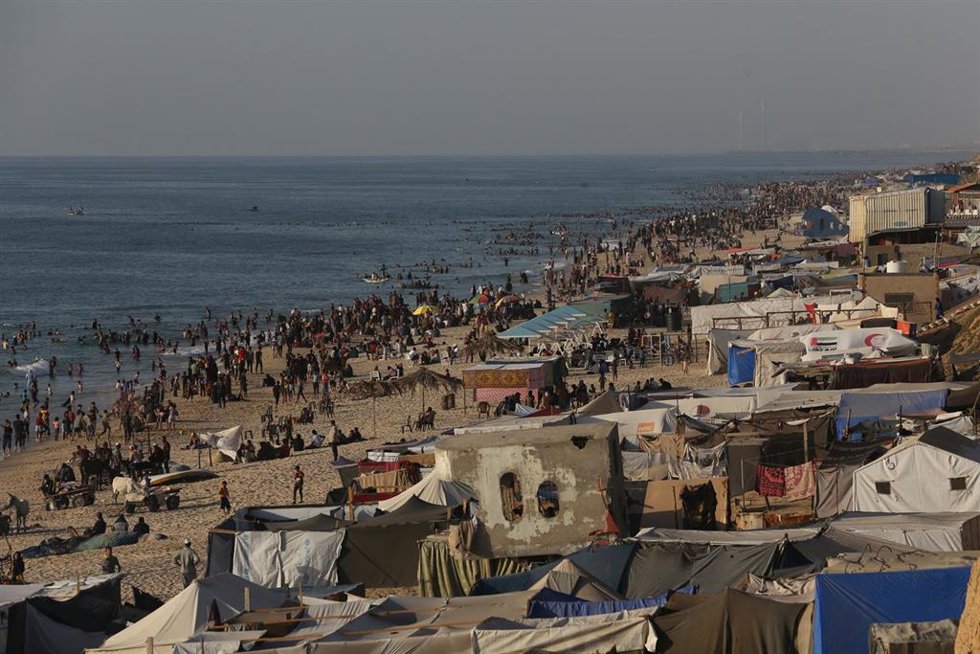 Palestinos en la costa de la Franja de Gaza en medio de la ofensiva militar lanzada por el Ejército de Israel contra el enclave (archivo)
