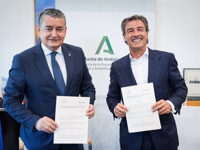 El consejero de la Presidencia de la Junta de Andalucía, Antonio Sanz, y el presidente de la Asociación Española para la Digitalización DigitalES, Federico Linares.