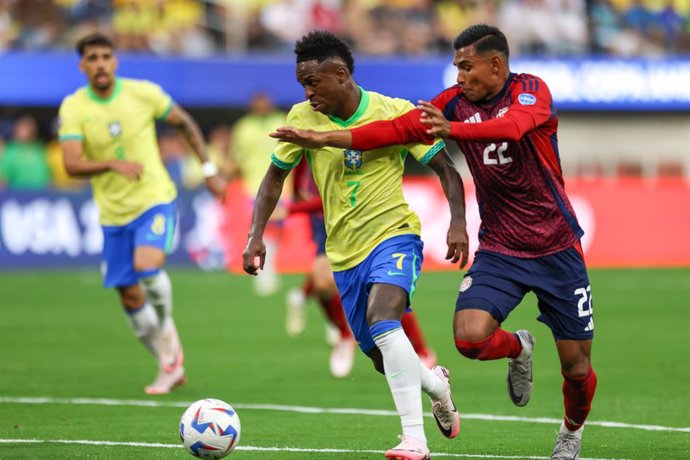 24 June 2024, US, Inglewood: Brazil's Vinicius Junior (L) and Costa Rica's Haxzel Quiros battle for the ball during the CONMEBOL Copa America 2024 Group D soccer match between Brazil and Costa Rica at the SoFi Stadium. Photo: William Volcov/ZUMA Press Wir