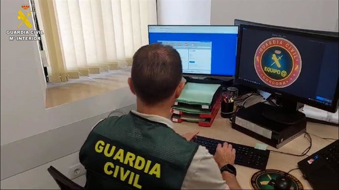 Agente del Equipo @ de la Guardia Civil.
