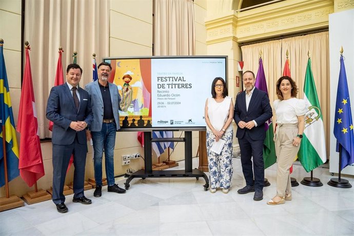 La directora general de Cultura, Susana Martín Fernández; el responsable territorial de Fundación 'la Caixa', Juan Carlos Barroso; el director comercial en Málaga de Caixabank, Gerardo Cuartero; y Antonio Pino de Los Titeres de Miguel Pino.