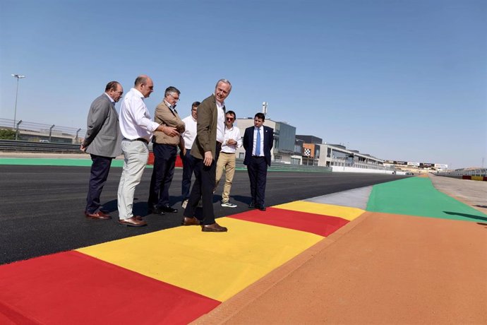 El presidente del Gobierno de Aragón, Jorge Azcón, en una visita al circuito de Motorland.