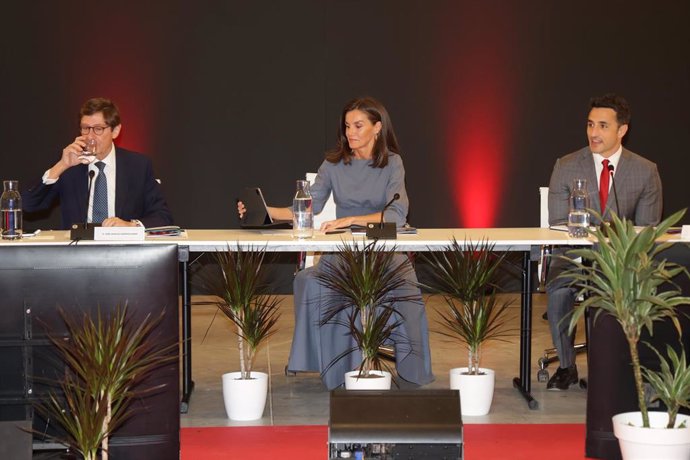 José Ignacio Goirigolzarri, Presidente de CaixaBank, la reina Letizia y Diego Ávalos, vicepresidente de contenido original de Netflix en España, asisten a la reunión del Patronato de FAD Juventud en los estudios de Netflix en Madrid, a 25 de junio de 2024