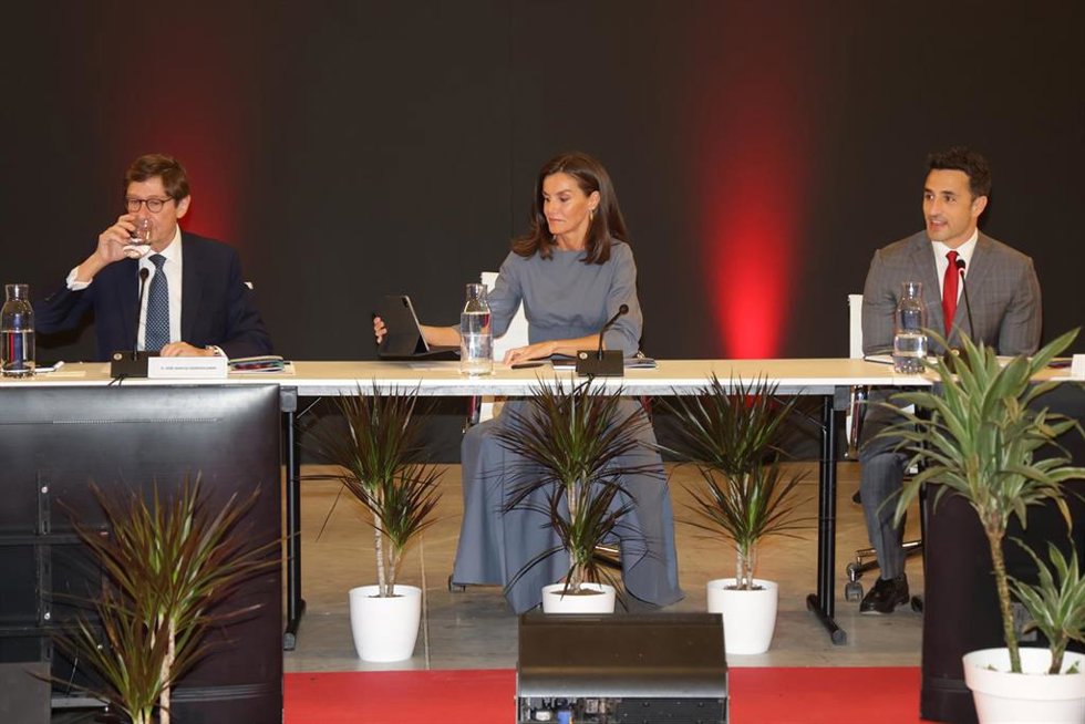 José Ignacio Goirigolzarri, Presidente de CaixaBank, la reina Letizia y Diego Ávalos, vicepresidente de contenido original de Netflix en España, asisten a la reunión del Patronato de FAD Juventud en los estudios de Netflix en Madrid, a 25 de junio de 20