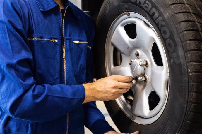 Archivo - Talleres de coches.