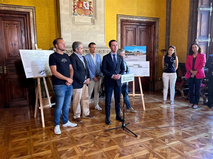 El presidente del Consell, Lloren Galmés, explica en declaraciones la construcción del parque de bomberos de Santanyí.