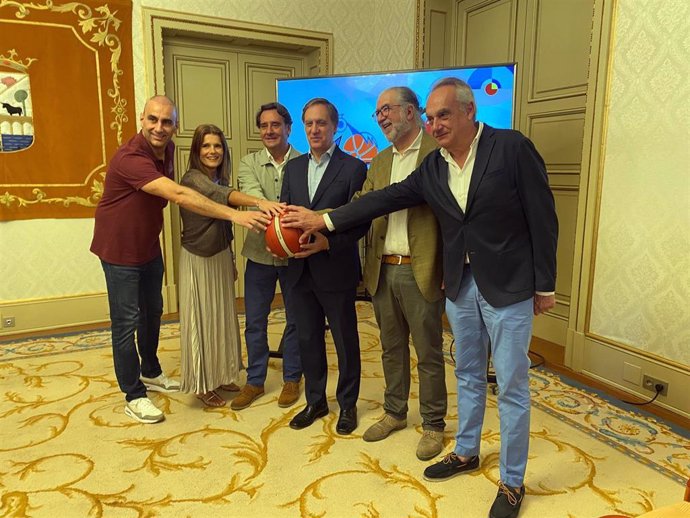 Perfumerías Avenida y CB Tormes se fusionan en un solo club de baloncesto en Salamanca .