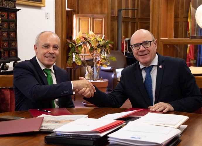 El director de Banca Comercial de Andalucía Oriental de Unicaja, Juan Cayuela, y el rector de la Universidad de Granada, Pedro Mercado.