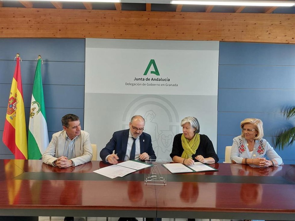 Firma del convenio para que menores puedan cumplir las medidas judiciales colaborando con la labor de Cáritas.