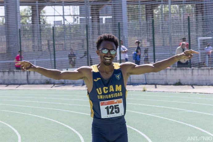 Archivo - El atleta Abubaker Hayder, que obtuvo la medalla de oro en 800 metros