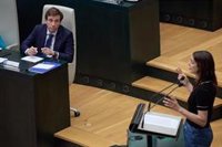 Maestre ataca el "liberalismo castizo" de la "corte de amiguetes del PP", con el teléfono de Almeida como denominador