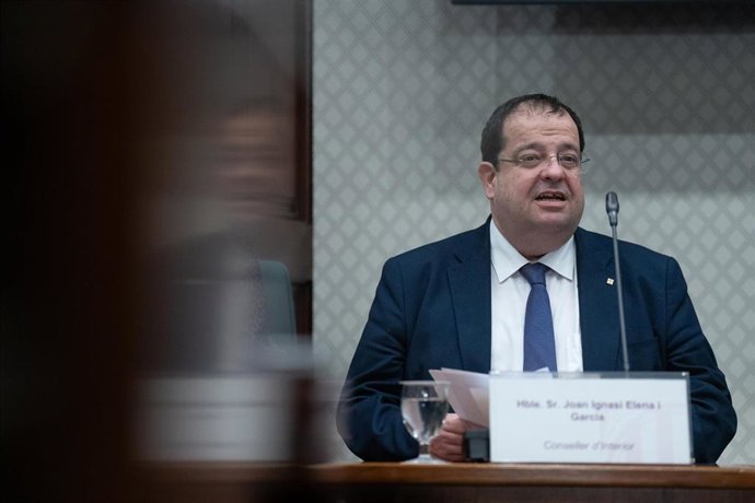 Archivo - El conseller de Interior de la Generalitat, Joan Ignasi Elena, durante la Comisión de Interior en el Parlament.