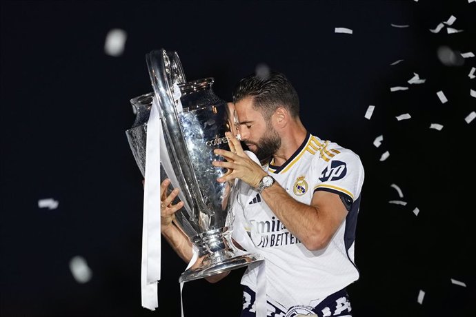 Nacho Fernandez of Real Madrid celebrates on top of the fountain with the trophy at Cibeles Fount during the celebration of Real Madrid after winning their 15th UEFA Champions League title against Borussia Dortmund in London on June 02, 2024, in Madrid, S