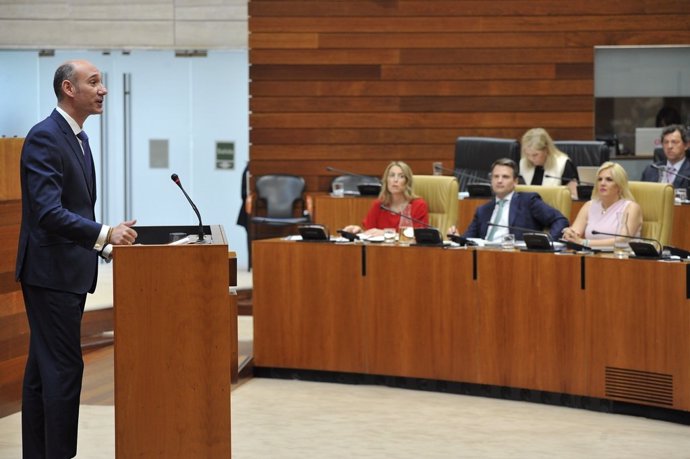 El portavoz del PP en la Asamblea, José Ángel Sánchez Juliá, en la tribuna en la Cámara regional durante el Debate sobre el Estado de la Región 2024