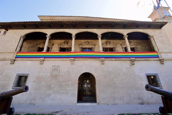 La bandera LGTBI en el Consolat de Mar.