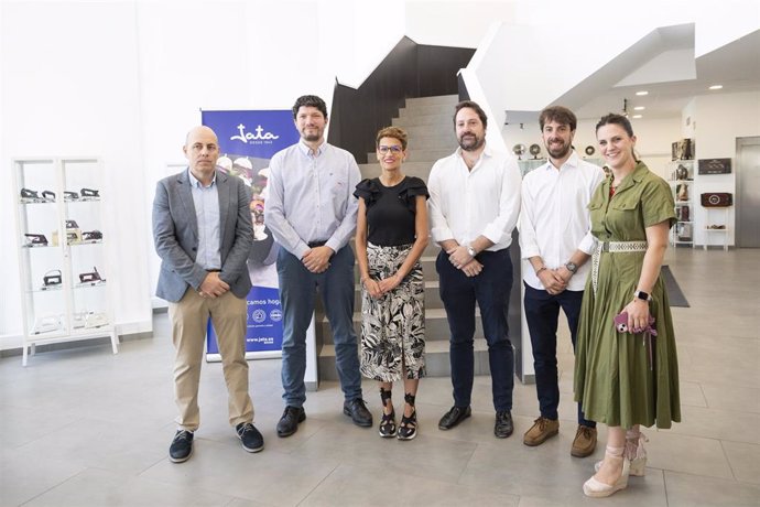 De izda. A dcha., el director general de Rockwool, Santiago Osés; el CEO de Jata, Guillermo García; la presidenta Chivite, los directores generales mancomunados de Enhol, Gonzalo y Diego Oliver; y la directora de Marketing de Jata, Cristina Esandi.