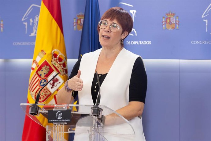 La portavoz de Compromís en el Congreso, Águeda Micó, durante una rueda de prensa anterior a la Junta de portavoces, en el Congreso de los Diputados, a 25 de junio de 2024, en Madrid (España).
