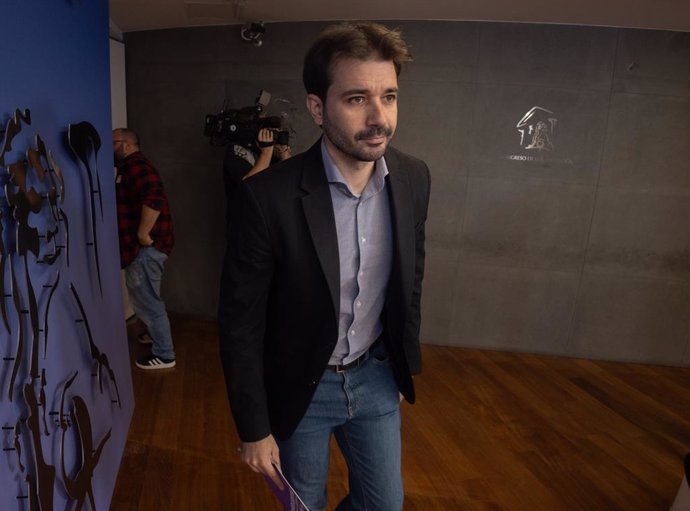 El coordinador regional Podemos y diputado en el Congreso, Javier Sánchez Serna, a su llegada a una rueda de prensa anterior a la Junta de Portavoces, en el Congreso de los Diputados, a 11 de junio de 2024, en Madrid (España).