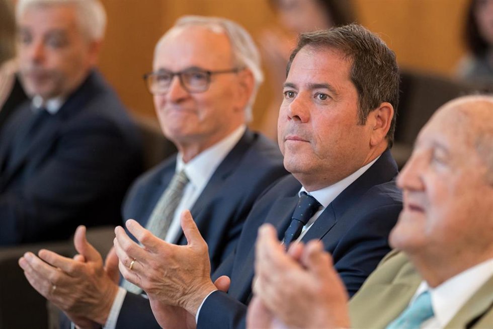 El presidente del Consejo Económico Social de España (CES), Antón Costas (2i), y el presidente de Cepyme, Gerardo Cuerva (2d), aplauden durante la jornada 'La productividad de la pyme', en la Fundación Mapfre, a 25 de junio de 2024, en Madrid (España).