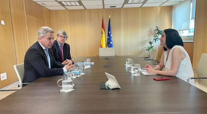 La secretaria de Estado de Industria, Rebeca Torró, el presidente de Ganvam, Raúl Palacios y el director general de Ganvam, Fernando Miguélez.