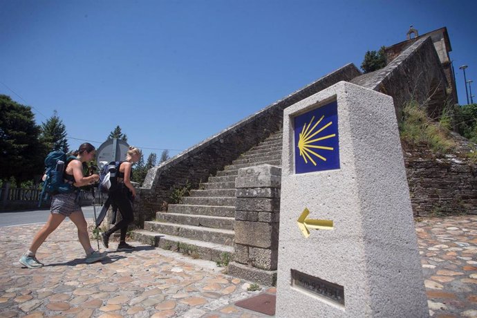 Archivo - Dos personas realizan el Camino de Santiago