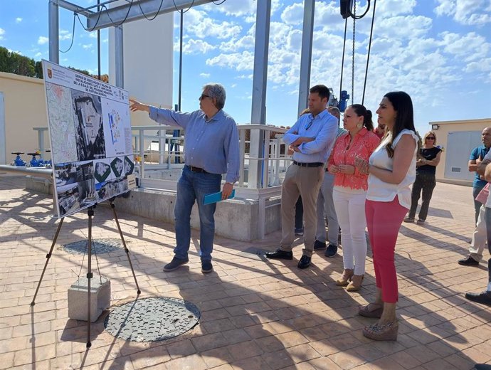 La consejera Sara Rubira durante la explicación de las actuaciones realizadas en la EDAR de Fortuna