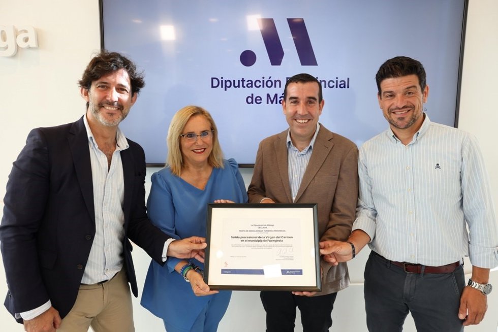 El vicepresidente y diputado de Territorio Sostenible, Cristóbal Ortega; el diputado provincial y edil de Fuengirola, Francisco José Martín; la alcaldesa de la ciudad, Ana Mula, y el Hermano Mayor de la Hermandad de Nuestra Señora del Carmen de Fuengiro