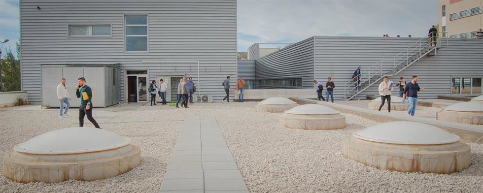 Archivo - Visita del personal técnico a una de las cubiertas en las que se instalarán las placas fotovoltaicas en el Campus de Espinardo