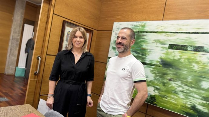 El alcalde de Siero, Ángel García, y la concejala de Educación, Igualdad y Juventud, donde anunciaron las obras de mejora del Colegio Público Santa Bárbara.