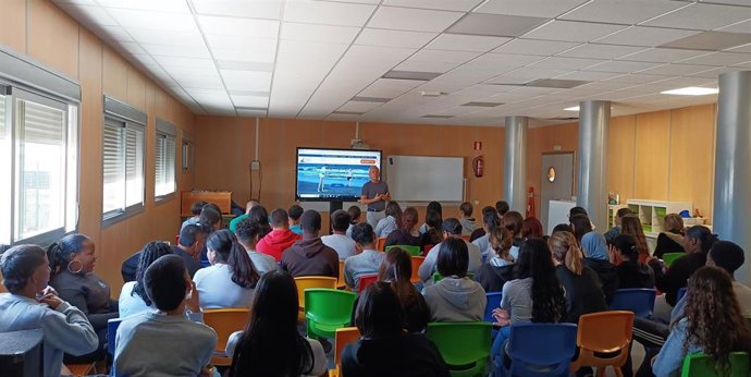 Una de las charlas a jóvenes realizada por la plataforma de prevención de ahogamientos 'Canarias, 1.500 km de costa'