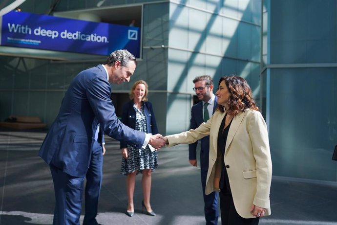 La presidenta de la Comunidad de Madrid, Isabel Díaz Ayuso, ha presentadO  en Frankfurt el potencial de la región como "plaza financiera de referencia en Europa".