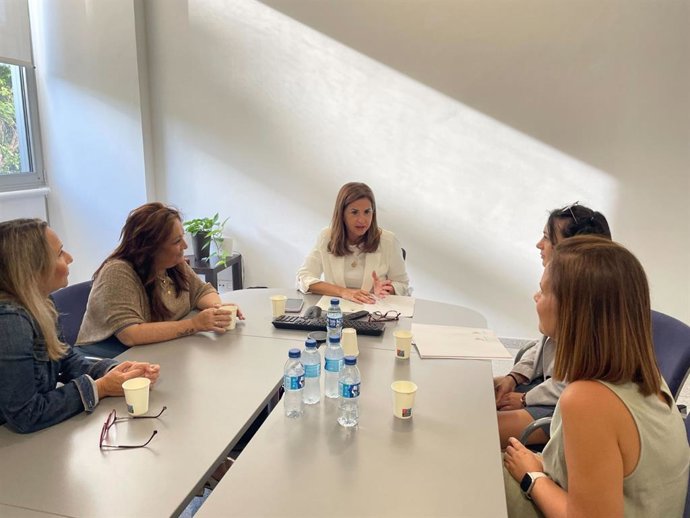 La consejera de Acción Social del Cabildo de Tenerife, Águeda Fumero, se reúne con la Asociación Liberación Anorexia y Bulimia de Tenerife (Alabente)