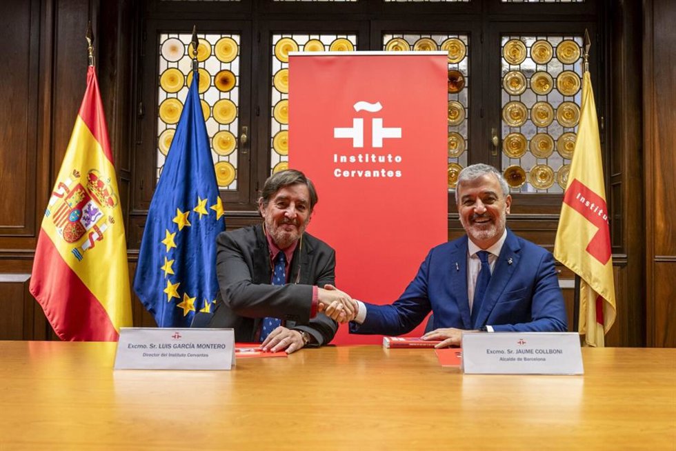 El director del Instituto Cervantes, Luis García Montero, y el alcalde de Barcelona, Jaume Collboni.