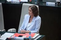 Almeida califica a Maroto "de meme" después de que la edil le contestara poniéndose las chapas que él echaba en falta