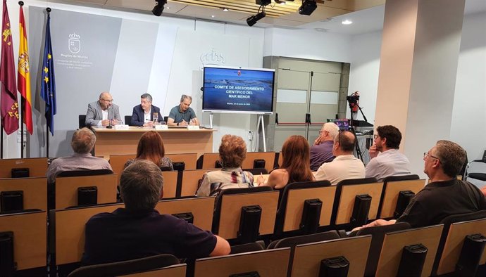 El secretario general de la Consejería, Enrique Ujaldón, junto al director general del Mar Menor, Víctor Serrano, y el portavoz del Comité de Asesoramiento Científico del Mar Menor, Emilio María Dolores