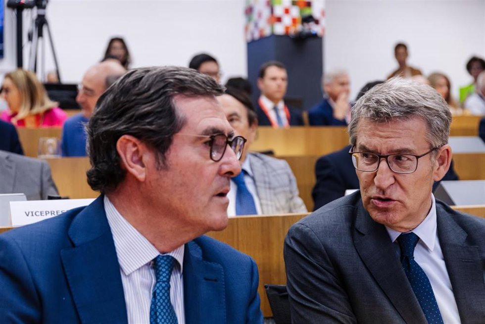 El presidente de CEOE, Antonio Garamendi (i), y el presidente del Partido Popular, Alberto Núñez Feijóo (d); durante la clausura de la Asamblea General de CEIM 2024, a 25 de junio de 2024, en Madrid (España). La Asamblea General de CEIM es el órgano sup