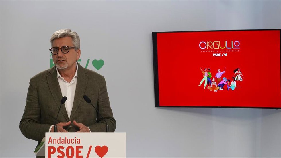 El portavoz de la Ejecutiva Regional del PSOE-A, Josele Aguilar, este martes en rueda de prensa en la sede.
