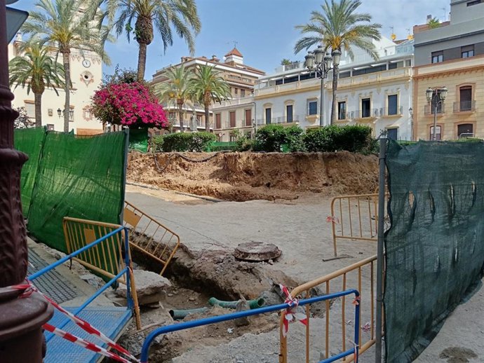 Archivo - Obras de remodelación de la Plaza de San Pedro de Huelva, esquina con calle La Fuente, cerca de donde se halla el aljibe.