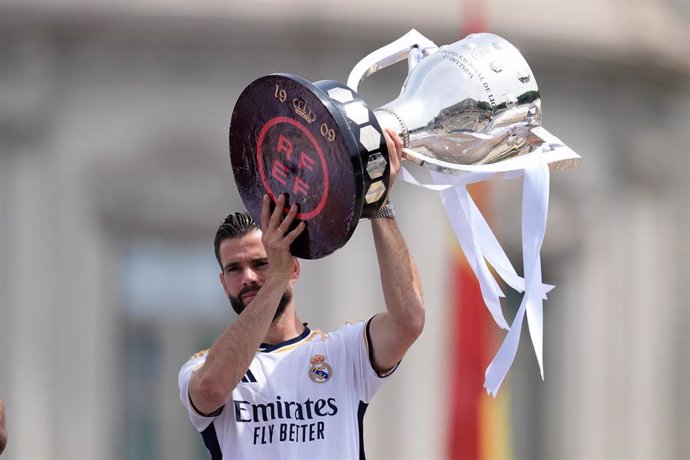 Archivo - El capitán del Real Madrid, Nacho Fernández, ofreciendo la copa de LaLiga EA Sports 2023-24 a la afición en la Plaza de Cibeles.