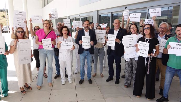 El secretario general del PSOE de Málaga, Daniel Pérez, la parlamentaria andaluza, Isabel Aguilera, el portavoz socialista en el Ayuntamiento de Ronda, Francisco Cañestro, y representantes sindicales de los trabajadores del centro hospitalario.