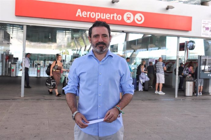 El secretario general del PP de Málaga, José Ramón Carmona, junto a la estación de Cercanías del aeropuerto