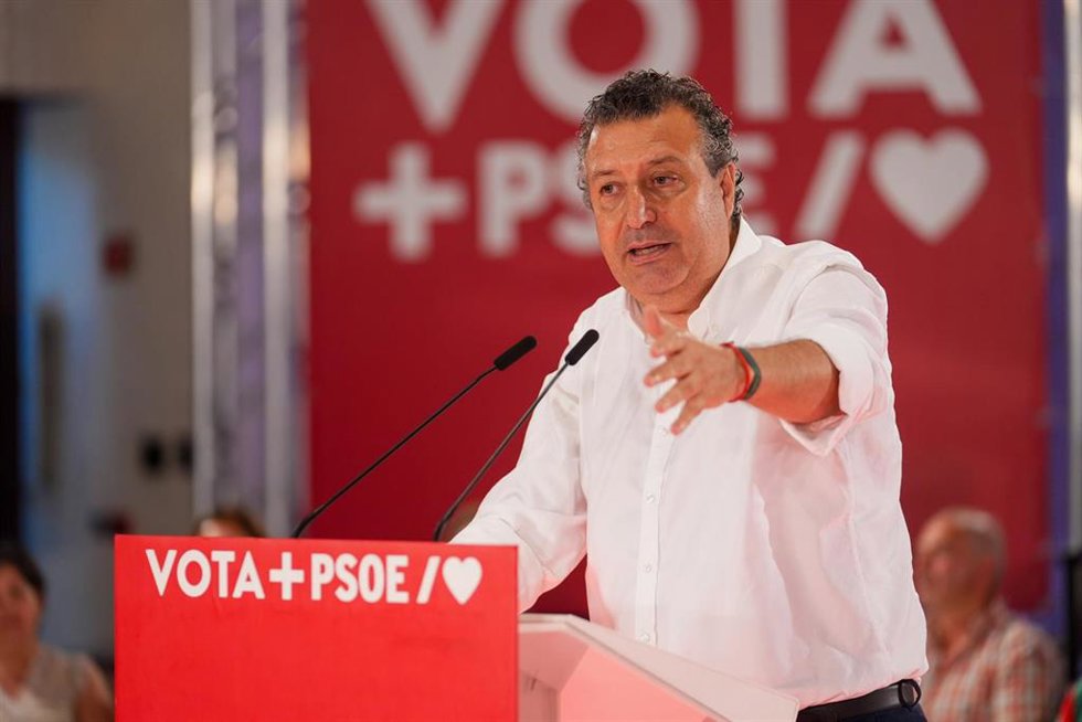 El secretario general del PSOE de Sevilla, JavierFernández, interviene en un acto electoral.