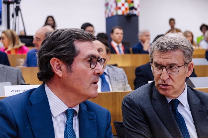 El presidente de CEOE, Antonio Garamendi (i), y el presidente del Partido Popular, Alberto Núñez Feijóo (d); durante la clausura de la Asamblea General de CEIM 2024, a 25 de junio de 2024, en Madrid (España). La Asamblea General de CEIM es el órgano supre
