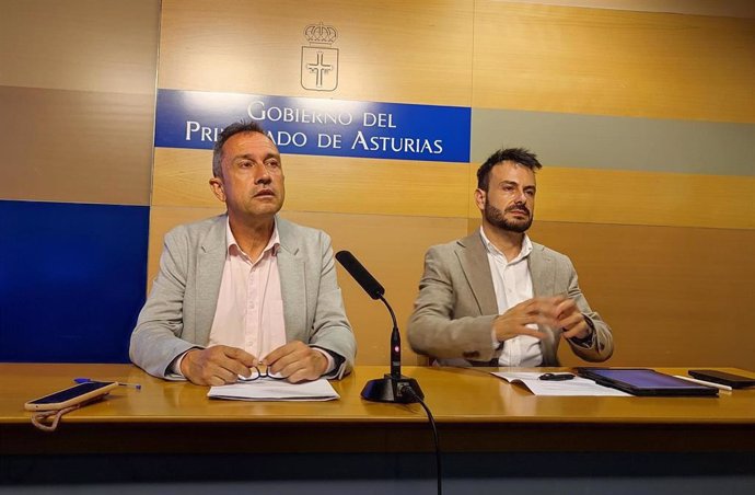 El consejero de Ordenación de Territorio, Urbanismo, Vivienda y Derechos Ciudadanos, Ovidio Zapico, en rueda de prensa junto al Director General de Vivienda, Jesús Daniel Sánchez.