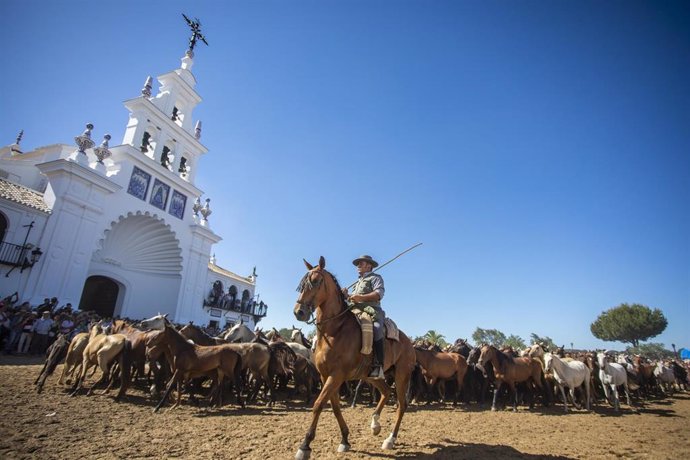 Archivo - La tradicional Saca de las Yeguas de Doñana a su paso por la aldea de El Rocío en una imagen de archivo.