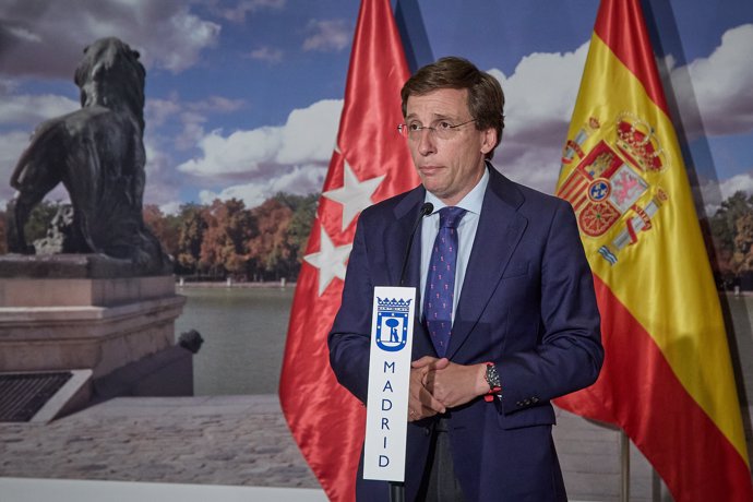 El alcalde de Madrid, José Luis Martínez-Almeida, ofrece declaraciones a los medios tras un pleno extraordinario del Ayuntamiento de Madrid, en el Palacio de Cibeles, a 25 de junio de 2024, en Madrid (España).